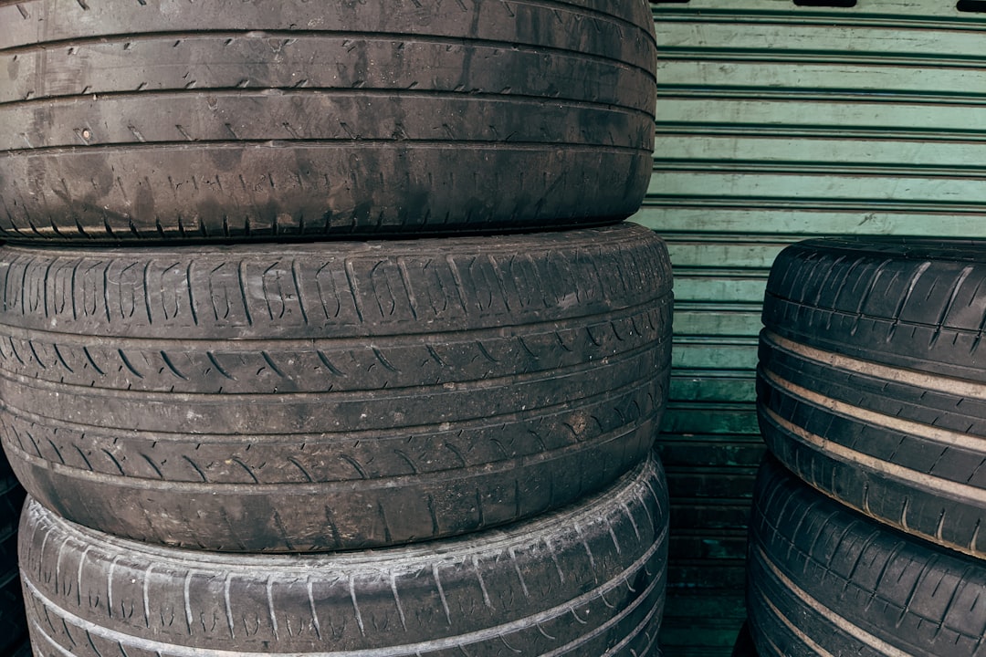 Kapasiteli depolama alanında lastikler, güneş ışığından uzakta saklanıyor