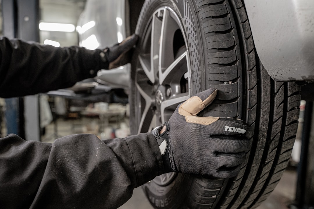 Araç üzerinde TPMS sensörü ve kontrol cihazı ile yakın çekim