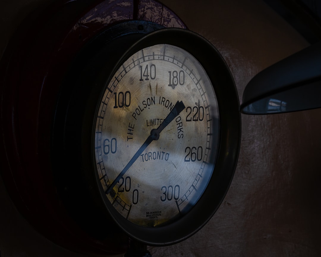 Karlı havada sürücü lastik basıncını kontrol ediyor