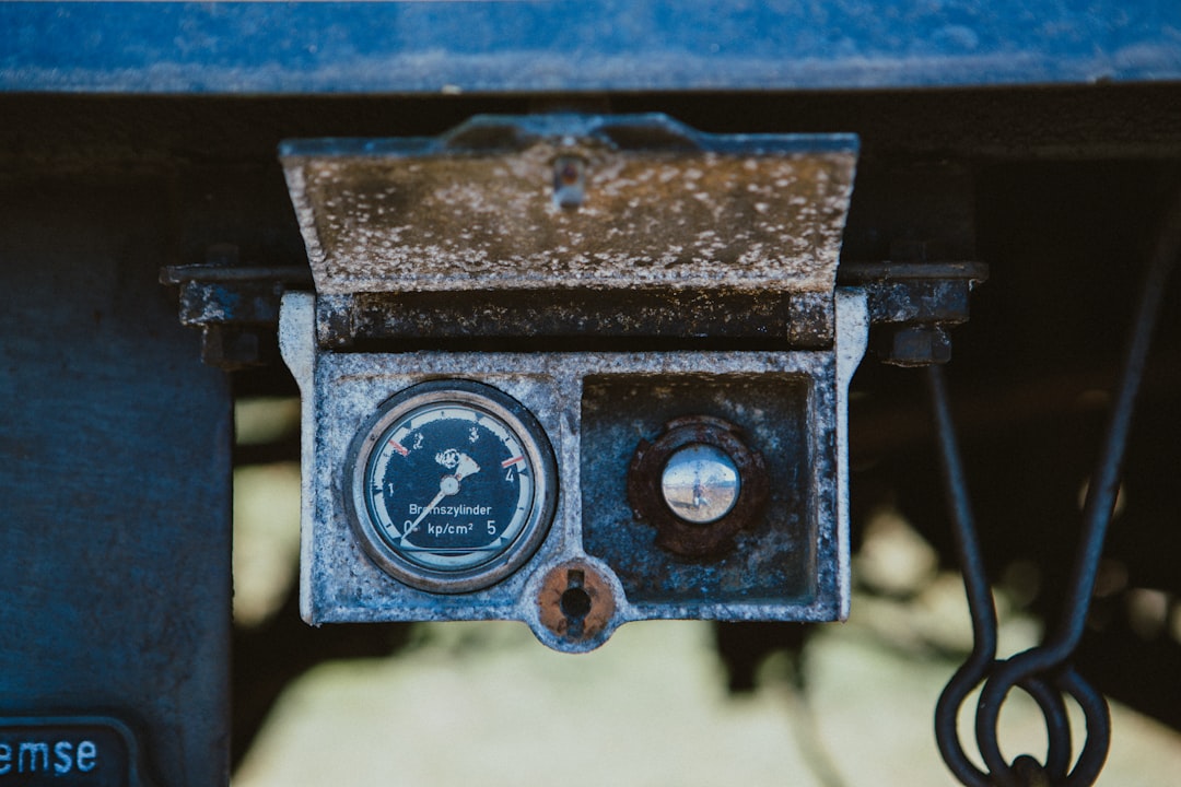 Sürücü römork lastik basıncını kontrol eder