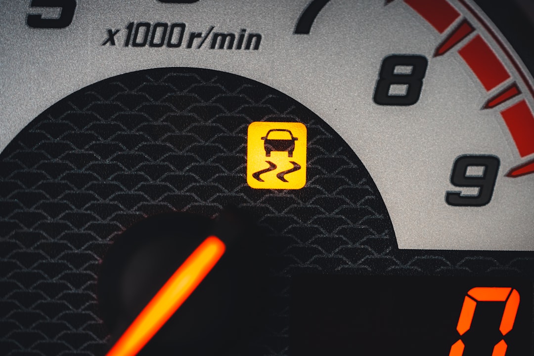Sürücü gösterge panelinde TPMS uyarı ışığını gören bir araç sürücüsünün yakın çekimi