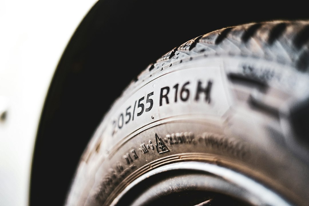 Bir aracın ön lastiğindeki 195/65 R15 basıncını gösteren manometre yakını