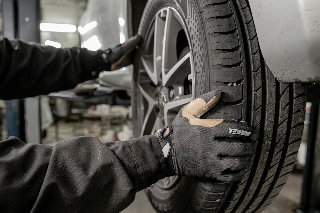 Sedan segment aracında lastik basıncı kontrolü yapan sürücü ön panelde göstergeleri inceliyor